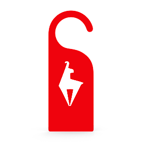 Ein roter Türhänger mit einem stilisierten weißen Lama in der Mitte. Der Hintergrund ist schwarz, und der Hänger hat eine geschwungene Form.